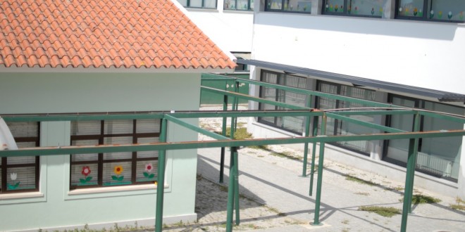 Coberturas em falta nos passadiço da Escola Básica do 1º Ciclo de Oliveira do Hospital devem ser colocadas em breve depois de mais de um ano à espera